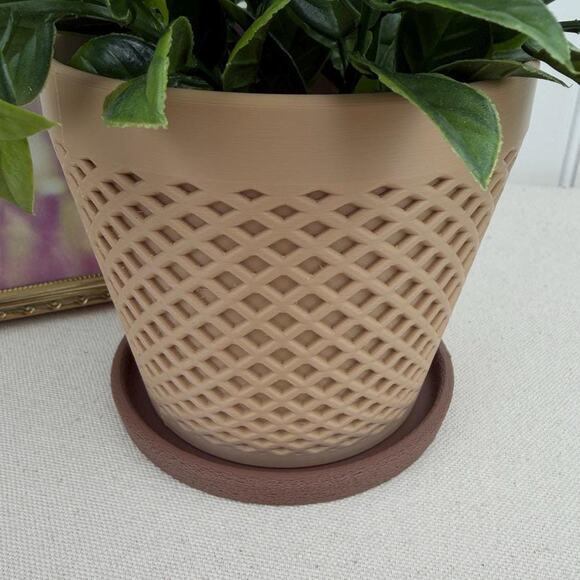 The Delta Planter, Indoor Flower Pot, Tabletop Planter, Lattice Pattern - Picture 2 of 9